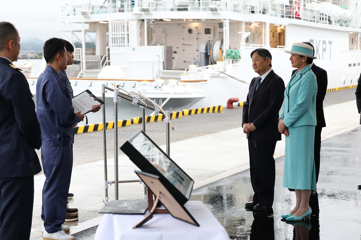 実習船「しろちどり」の取り組みについて説明を受けられる天皇、皇后両陛下＝9日、三重県南伊勢町