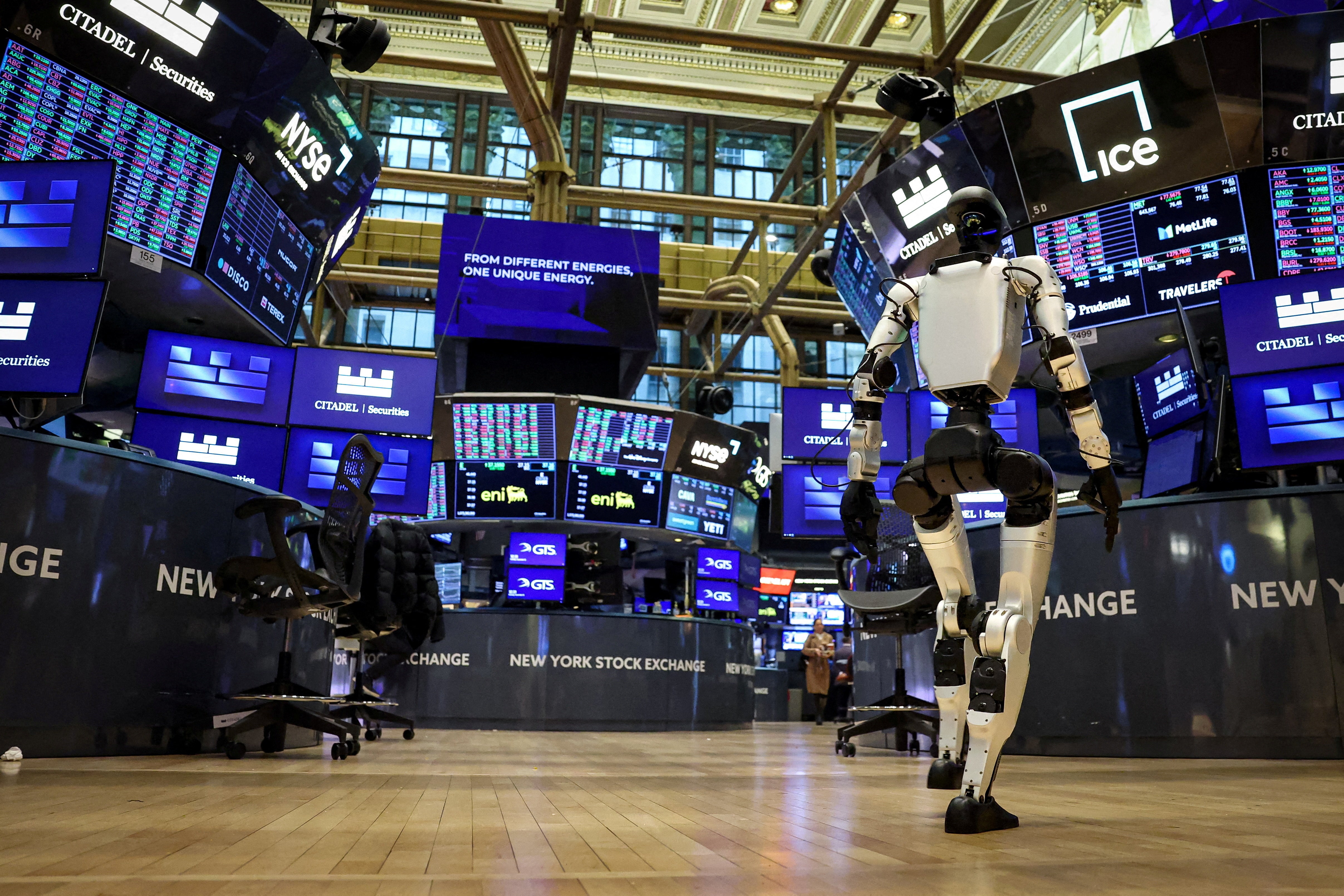 米国株式市場＝ダウ最高値更新、559ドル高　政府再開に期待