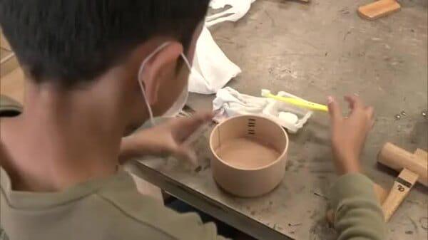 児童が曲げわっぱの食器作りに挑戦 地元の伝統工芸品を学校給食で活用 秋田・大館市