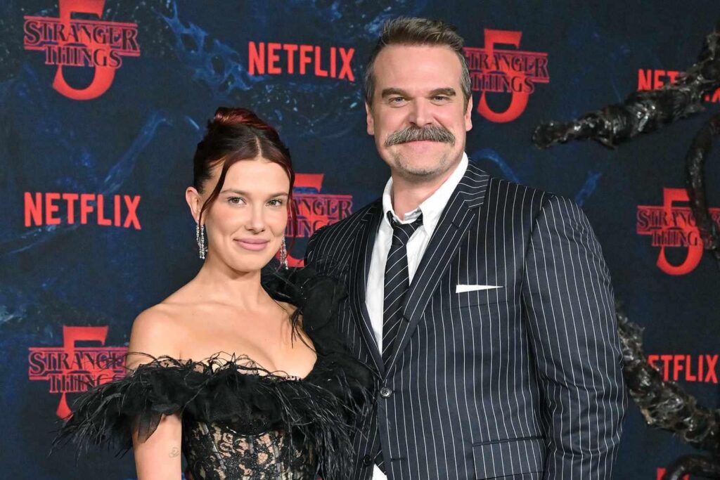 ミリー・ボビー・ブラウン、いじめ報道にもかかわらず、デヴィッド・ハーバーと『ストレンジャー・シングス』撮影現場で共演して「安心した」と「もちろん」語る