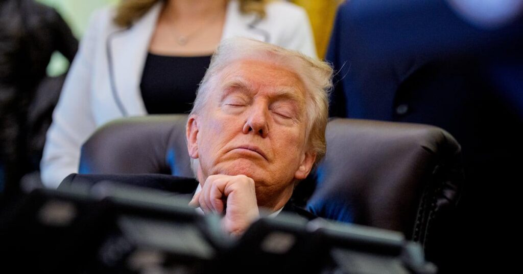 記者会見中に居眠りしてしまう79歳のトランプ大統領をあらゆる角度から撮影