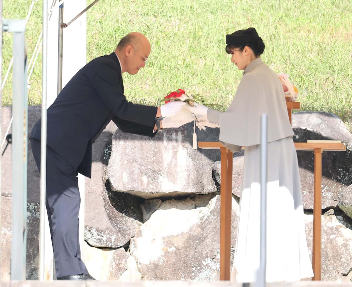 武蔵野陵を参拝される天皇、皇后両陛下の長女、敬宮愛子さま＝10日、東京都八王子市（相川直輝撮影）