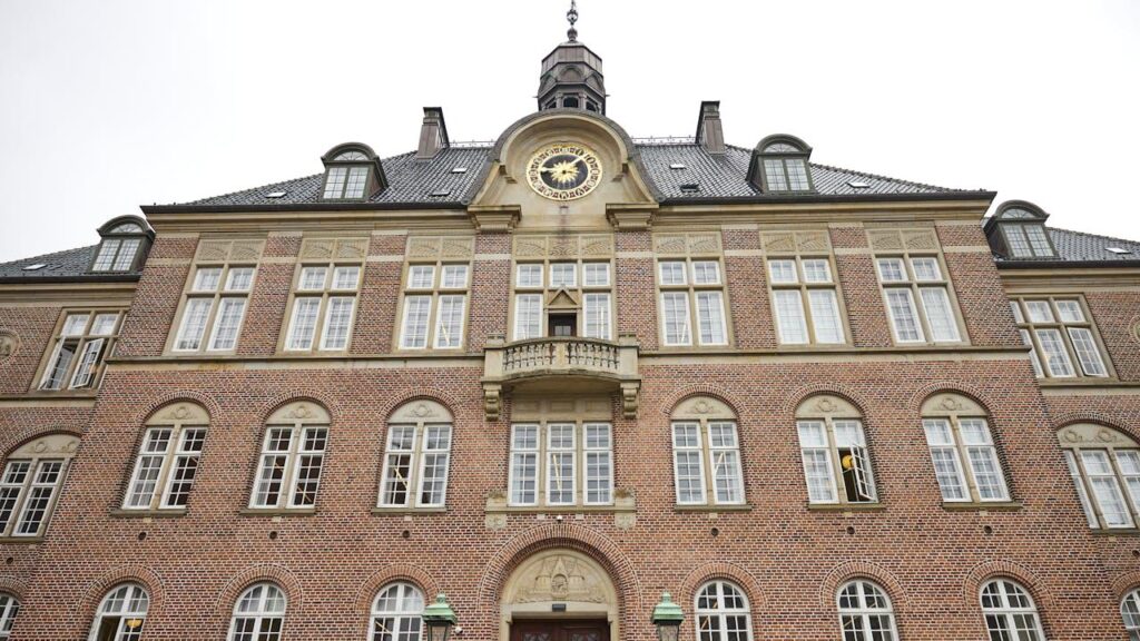 少年６人を逮捕。子どもたちに「舌を切る」と脅す