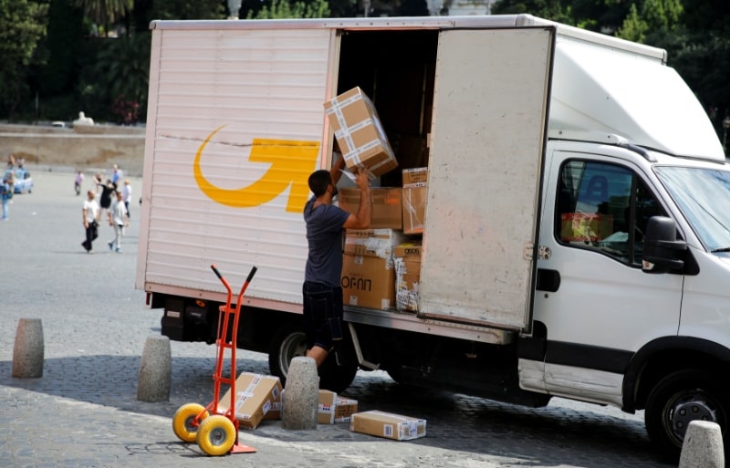 イタリア、低額小包に課税計画 ファッション産業保護へ