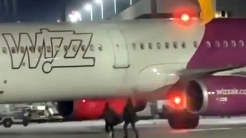 2人のルーマニア人が、失われた飛行機を捕まえるためにケルン空港の滑走路を走った。