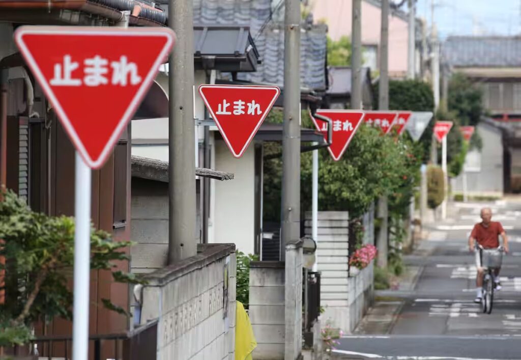 「止まれ」だらけの道、その真相を探ってみた 群馬県大泉町 | JAPAN Forward IFPS53JCG5NBFNXSXVZ6ZRVYOM-min