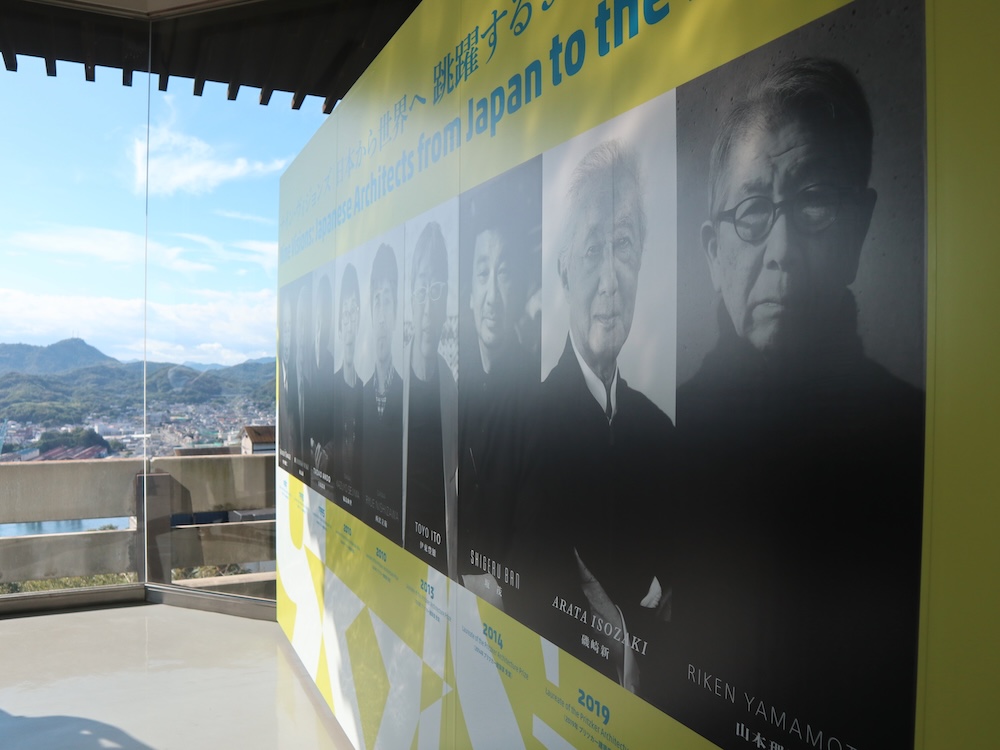 「ひろしま国際建築祭2025」会場レポート後編：尾道 / プリツカー建築賞受賞建築家による「ナイン・ヴィジョンズ」展、中山英之設計キオスク、スキーマ建築計画「半建築展」など、尾道エリアの見どころ - TECTURE MAG（テクチャーマガジン）