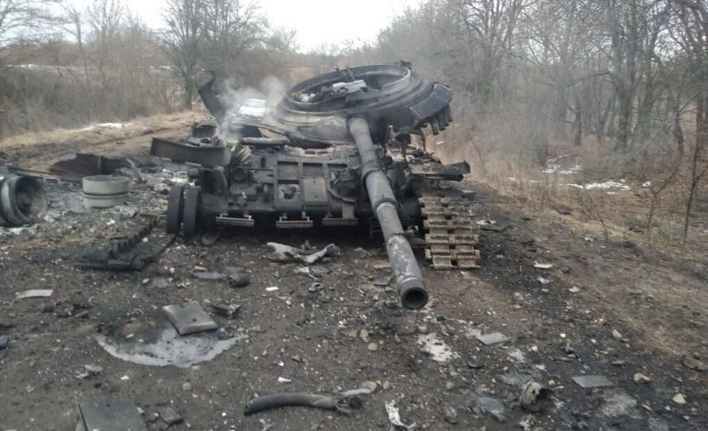 霧にもかかわらず、ウクライナの無人機がポクロフスク北のロシア戦車隊を破壊