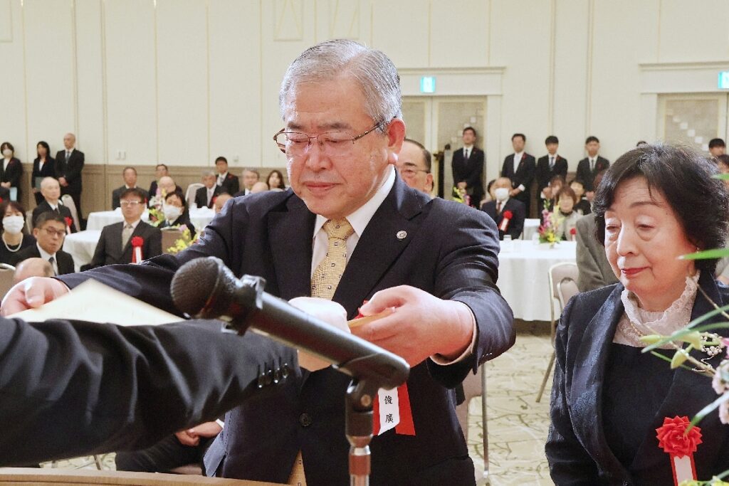 大分市で県功労者表彰式　11分野で功績のあった68人と12団体たたえる - 大分のニュースなら 大分合同新聞プレミアムオンライン Gate