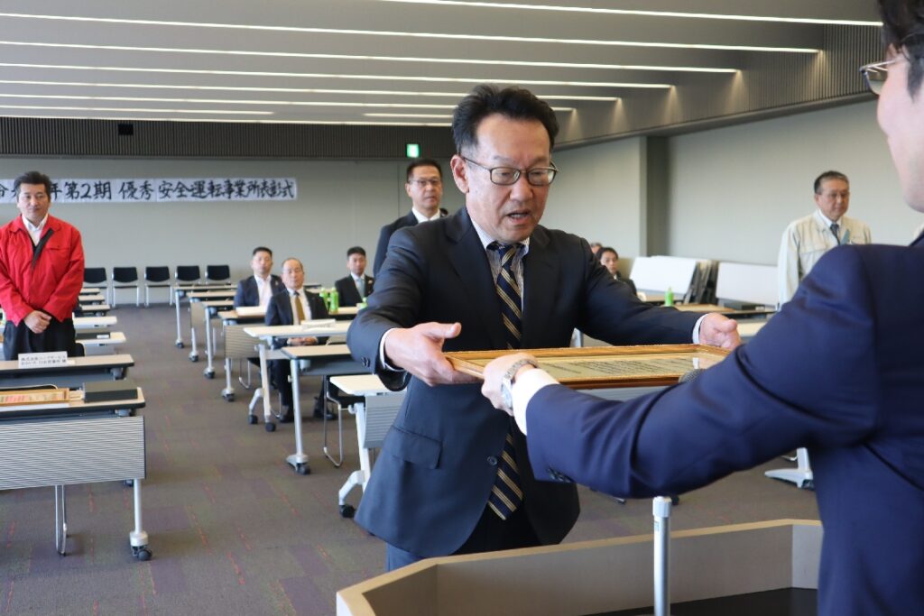 大分県警などが交通安全に努めた県内23事業所を表彰 - 大分のニュースなら 大分合同新聞プレミアムオンライン Gate