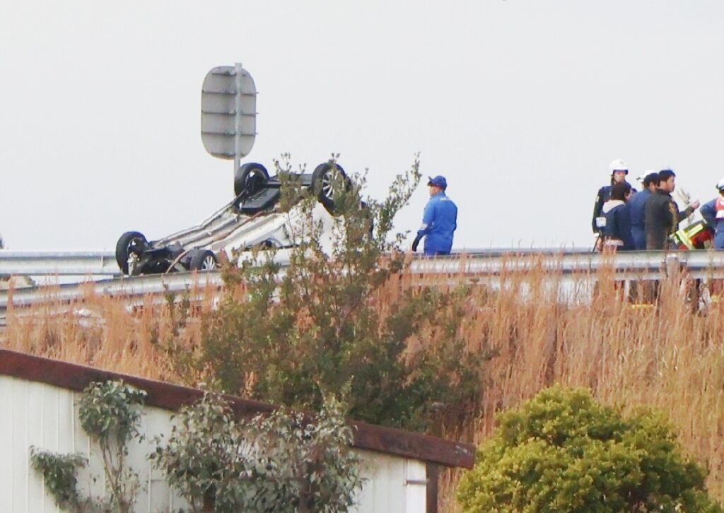 東九州道で車とトラック正面衝突、２人死亡１人重体　豊前―中津IC間は一時通行止めに - 大分のニュースなら 大分合同新聞プレミアムオンライン Gate