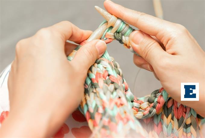 学校での織機、編み物、刺繍: 目的は伝統的なギリシャ芸術を復活させることです