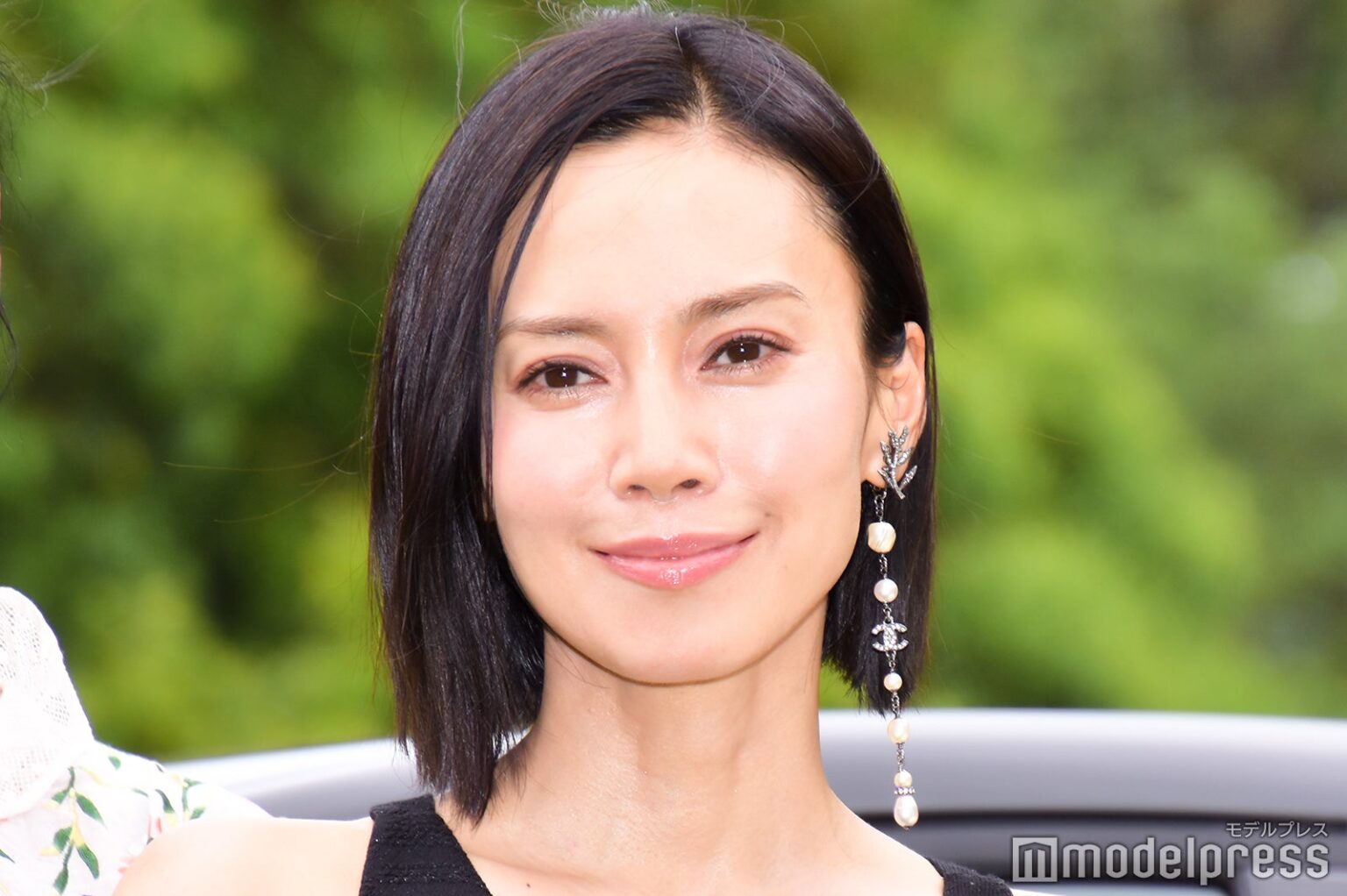 中谷美紀、オーストリア自宅庭でさくらんぼ摘み「まるでメルヘンの世界」「素敵なお庭」と反響