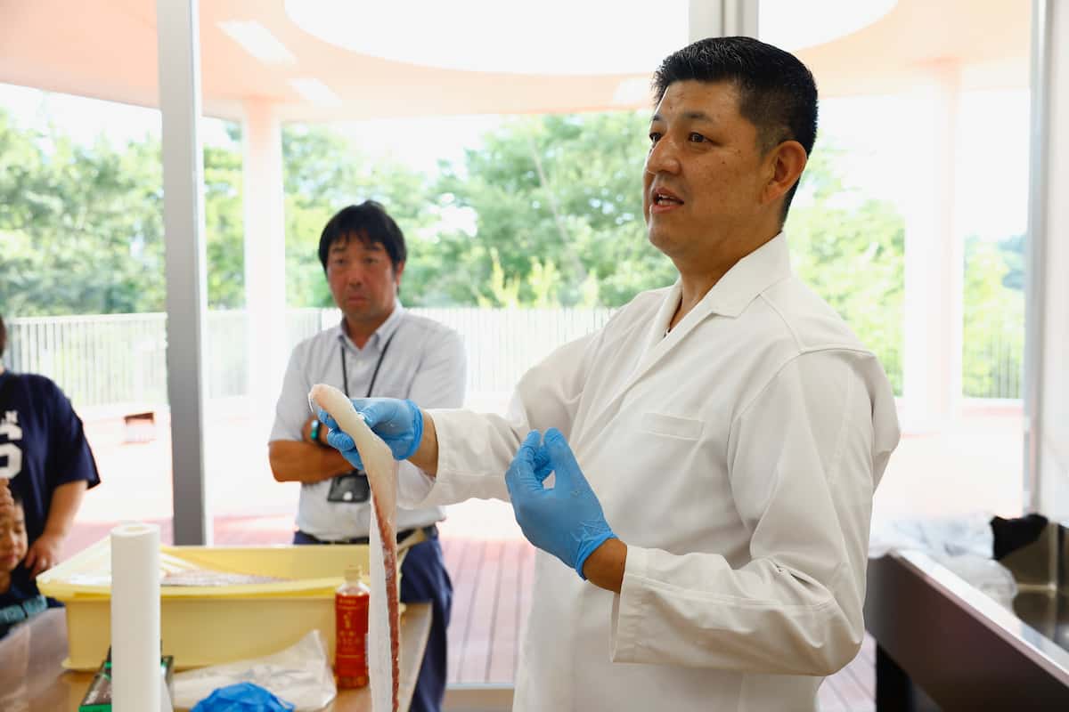 常磐ものヒラメをさばく「とみおかワイナリーレストランラレス」クリエイティブシェフの松崎達哉さん