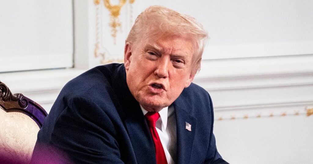 トランプ大統領、訂正した「愚かな」女性記者に激怒
