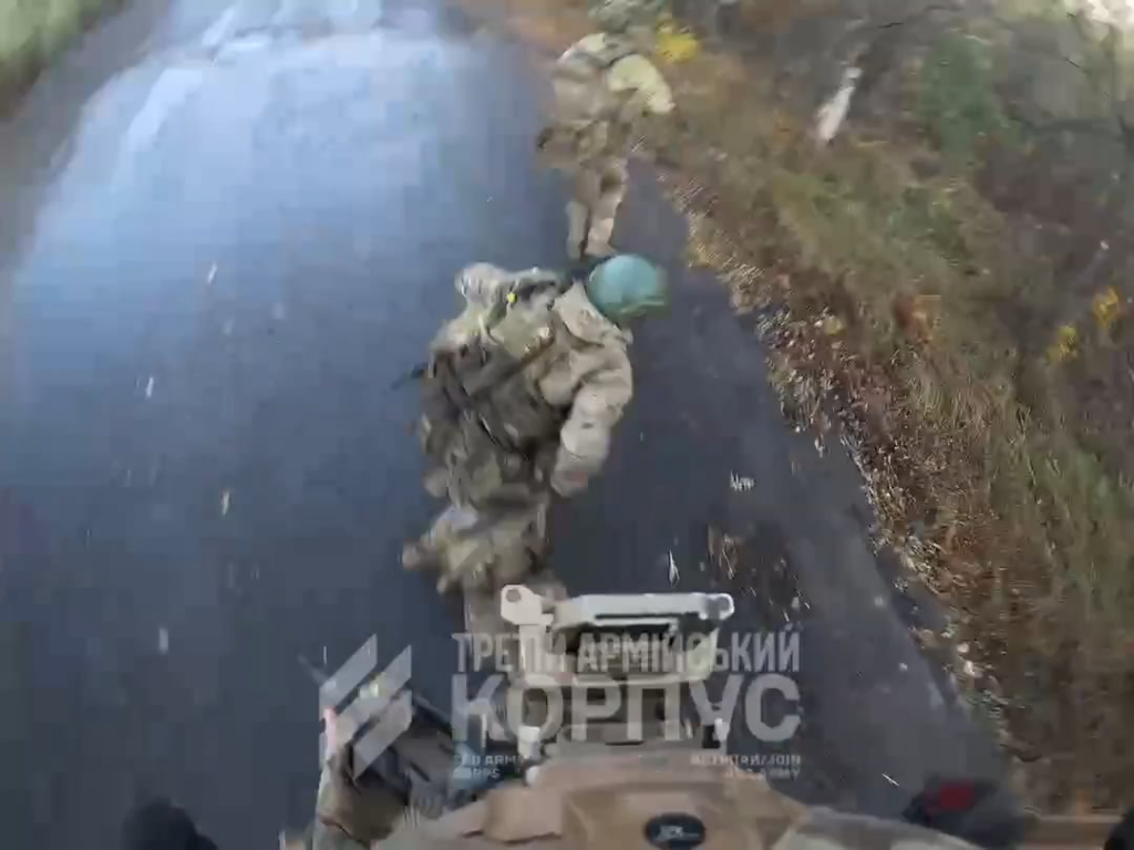 ウクライナ第3軍団による一人称映像は、ロシア歩兵による陣地の撤去を示している。