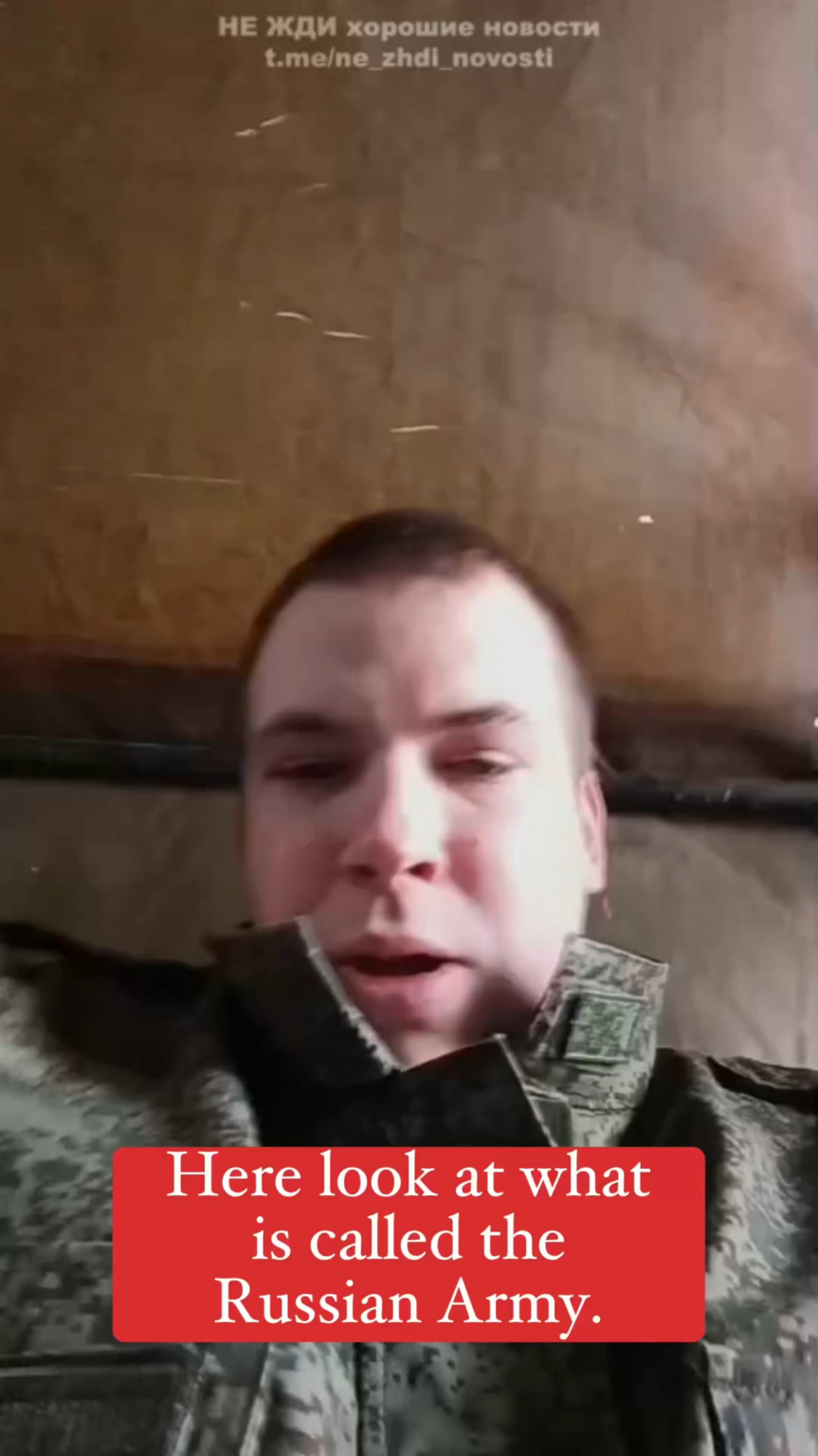 別の男性に手錠をかけられ、スリッパを履いて足に破片が入った負傷したロシア人男性が、ウクライナの最前線に駆り出され、おそらくそこで死ぬことになるだろう。