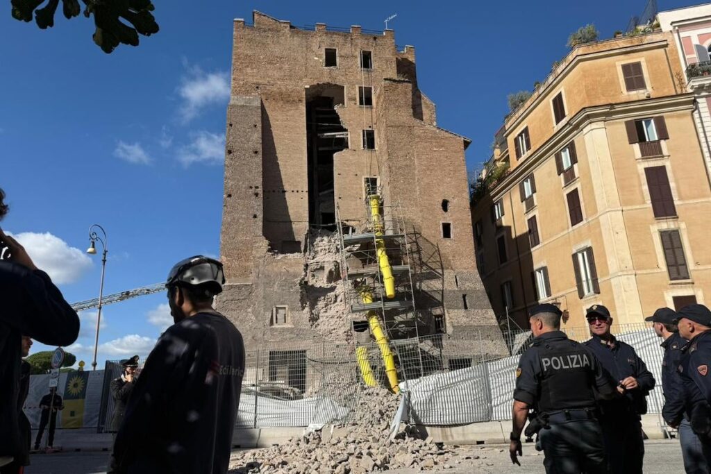 ローマ中心部のコンティの塔の一部が崩壊
