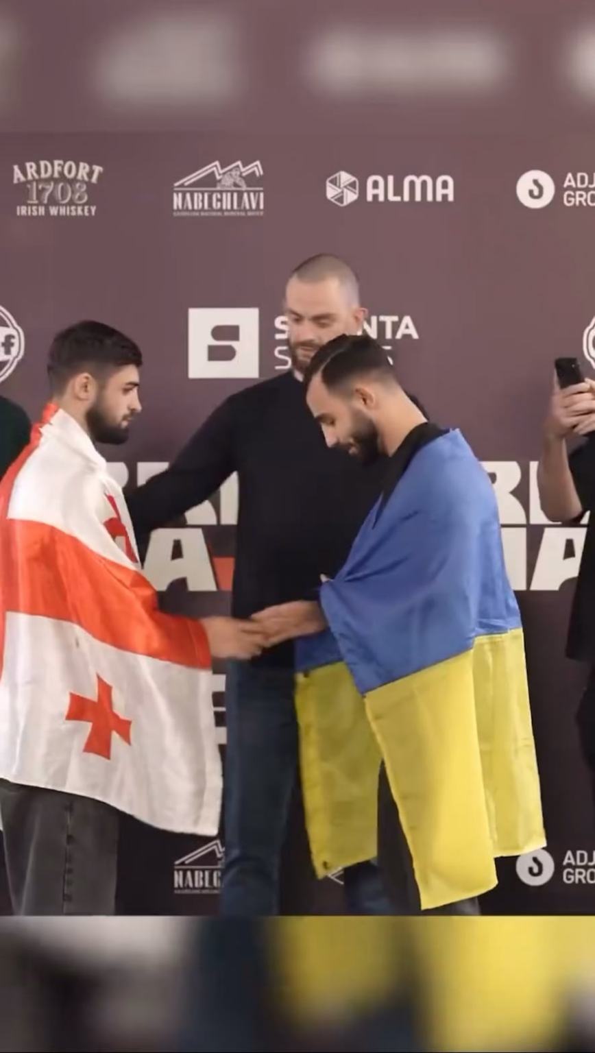 ウクライナとグルジアのMMAファイターが対決で旗を交換