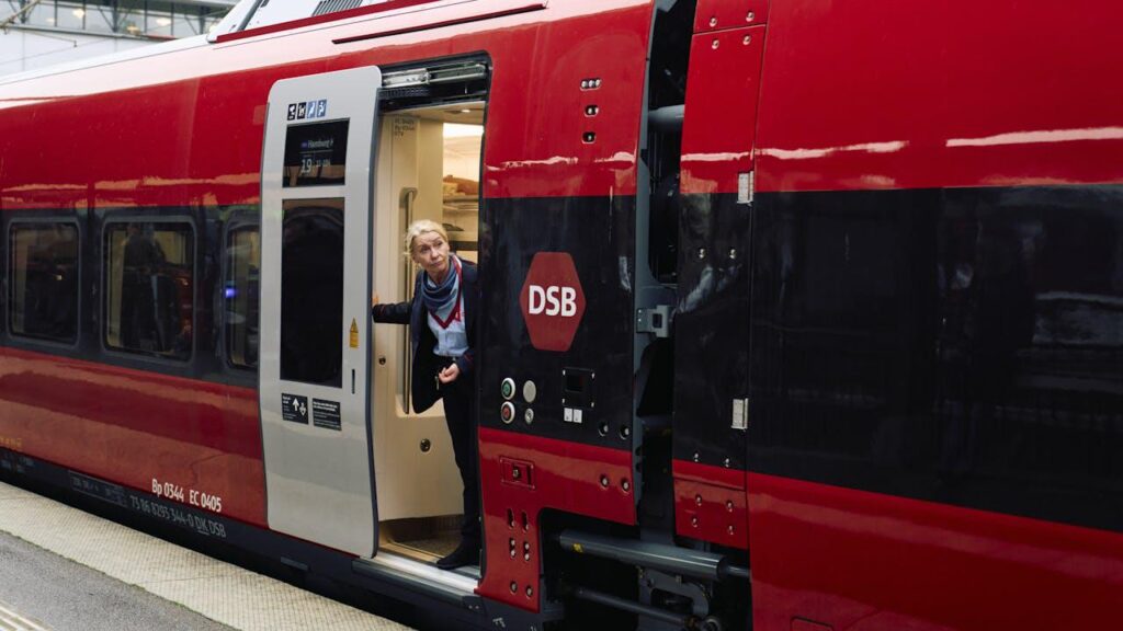 座席チケットを持っているにもかかわらず、人々は通路に立っており、DSB 1 は空席になっています