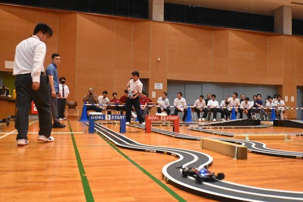 県大会Ｖ懸け３５台競う　沖縄市でマイコンカーラリー
