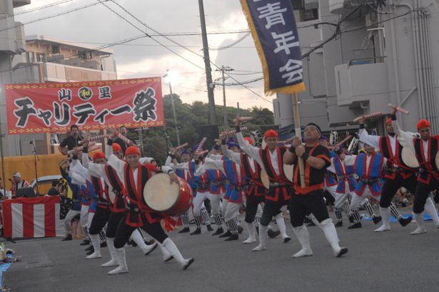 病気の子支援で祭り　沖縄市山里でエイサー