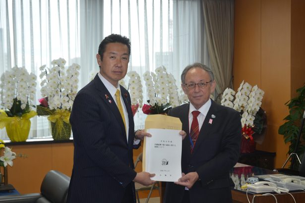 概算要求の満額確保要請　沖縄関係予算　知事、沖縄相と面談