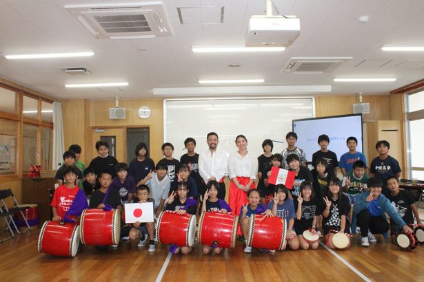 ペルー料理で給食、ダンスも　上本部学園　児童、町出身者子弟と交流