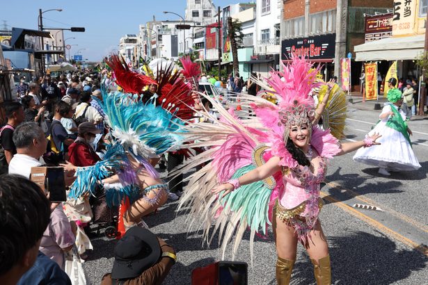 華やかサンバで心踊る 沖縄市で国際カーニバル