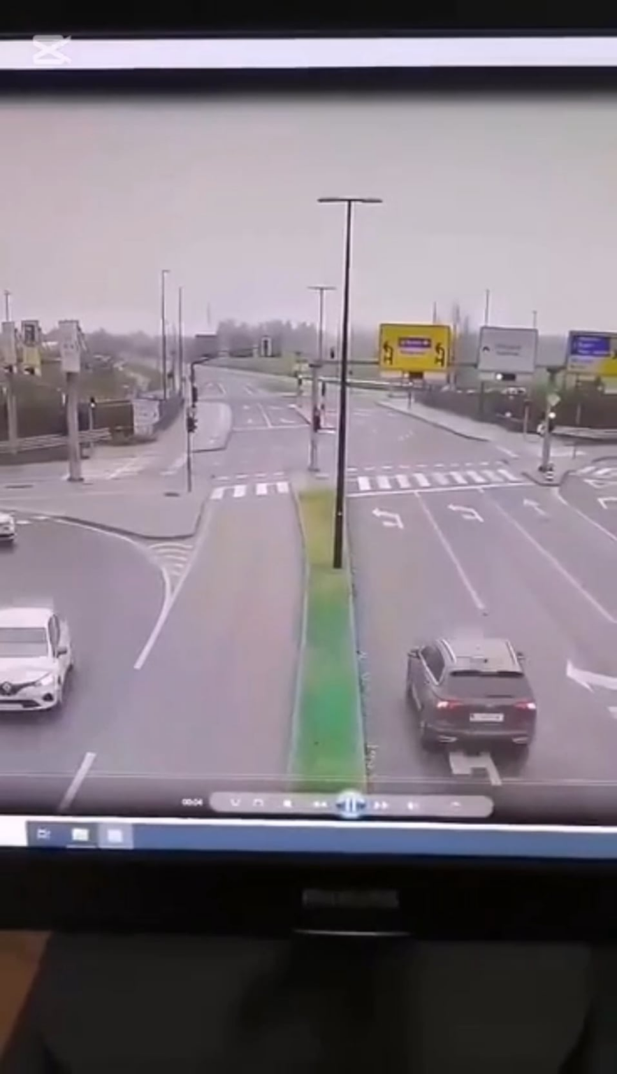 映画で二台の車がひっくり返ったあの事故を覚えていますか?さて、ここに事故のビデオがあります