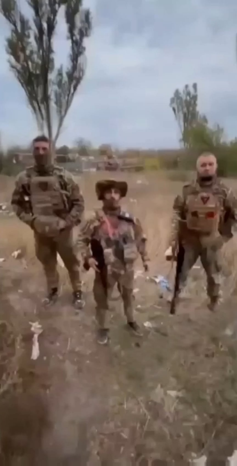 ヴォルチャンスクのロシア兵が死者の撤去に協力を求めている