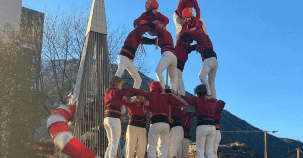 Castellers d'Andorra が 6 セットを完成させる様子のビデオ