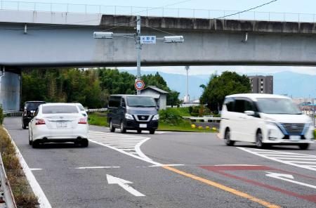 　幼稚園バスとトラックが衝突する事故があった交差点＝６日午前１１時４６分、岐阜県笠松町米野