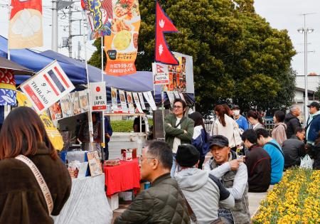 群馬・大泉で「世界グルメ横町」 住民2割が外国籍、2千人来場