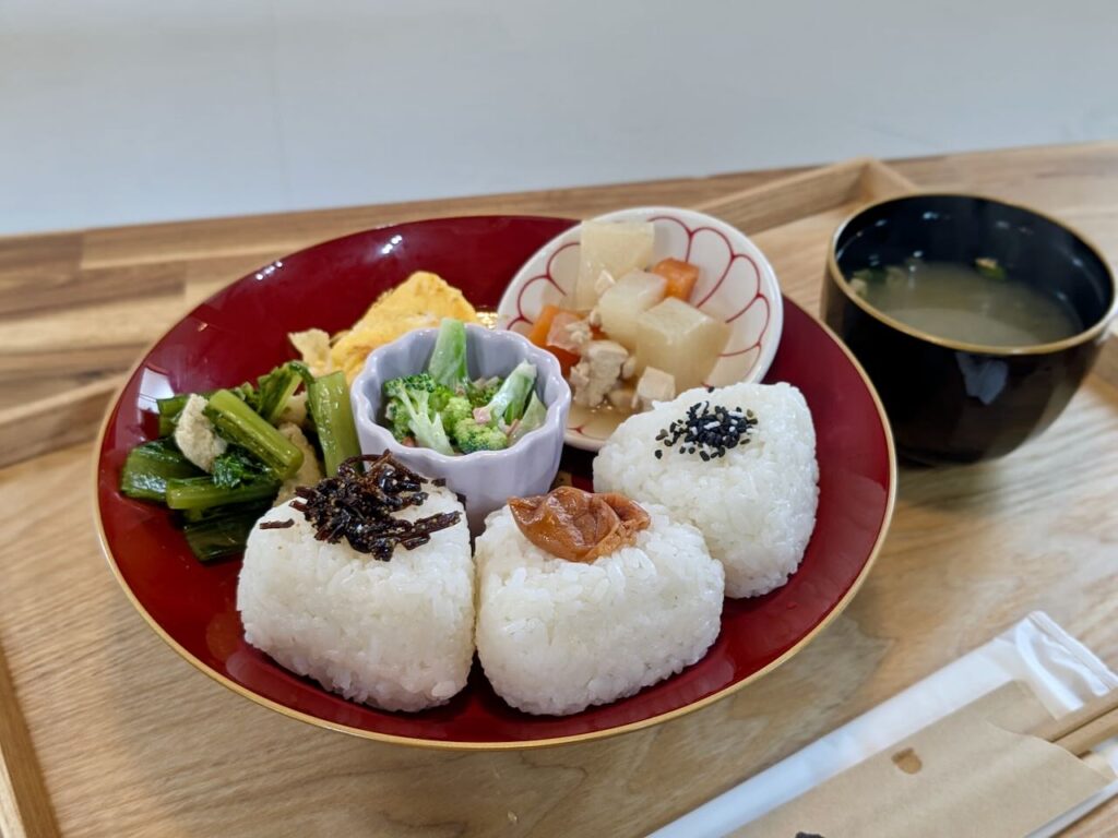 11月16日桜井に、カフェ「ゆうゆCafe 」とアトリエ「NAGASAWA BASE」が新たに同時にオープン! – みとん今治 ゆうゆcafe おにぎりランチ 昼間