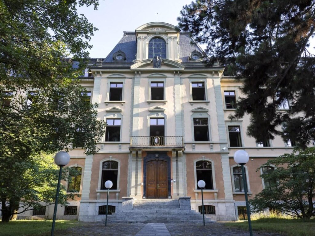 スイス人民党、手がかりを巡ってクロスワードセッターを提訴
