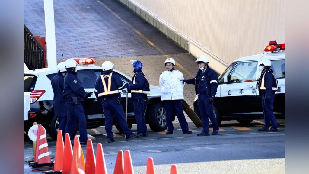 盛岡市の「ＤＣＭ盛南店」駐車場に侵入したクマ、吹き矢で麻酔かけ捕獲