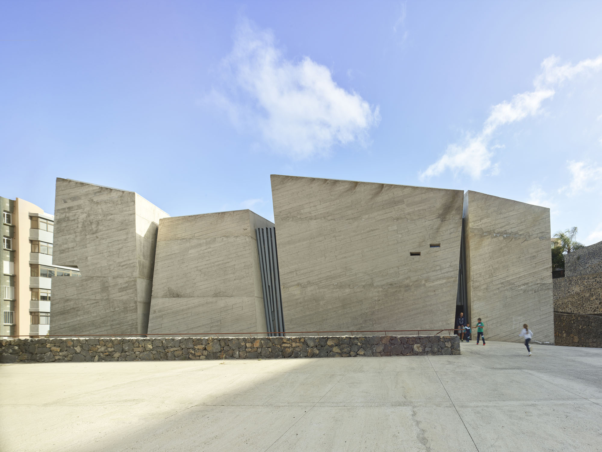 〈ラス・チュンベラス聖贖罪者教会・コミュニティセンター(The Holy Redeemer Church and Community Centre of Las Chumberas)〉フェルナンド・メニス(Fernando Menis)