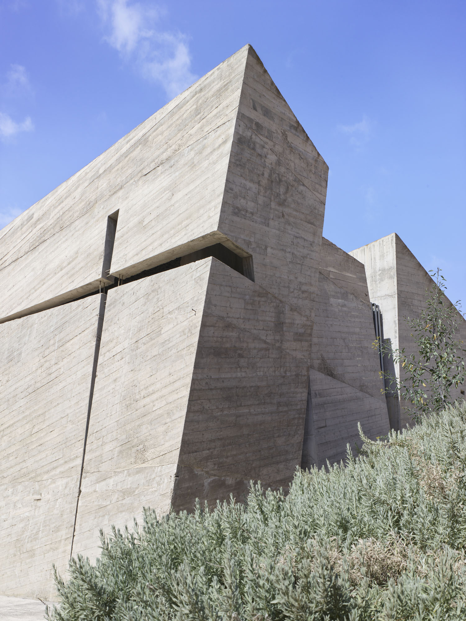 〈ラス・チュンベラス聖贖罪者教会・コミュニティセンター(The Holy Redeemer Church and Community Centre of Las Chumberas)〉フェルナンド・メニス(Fernando Menis)