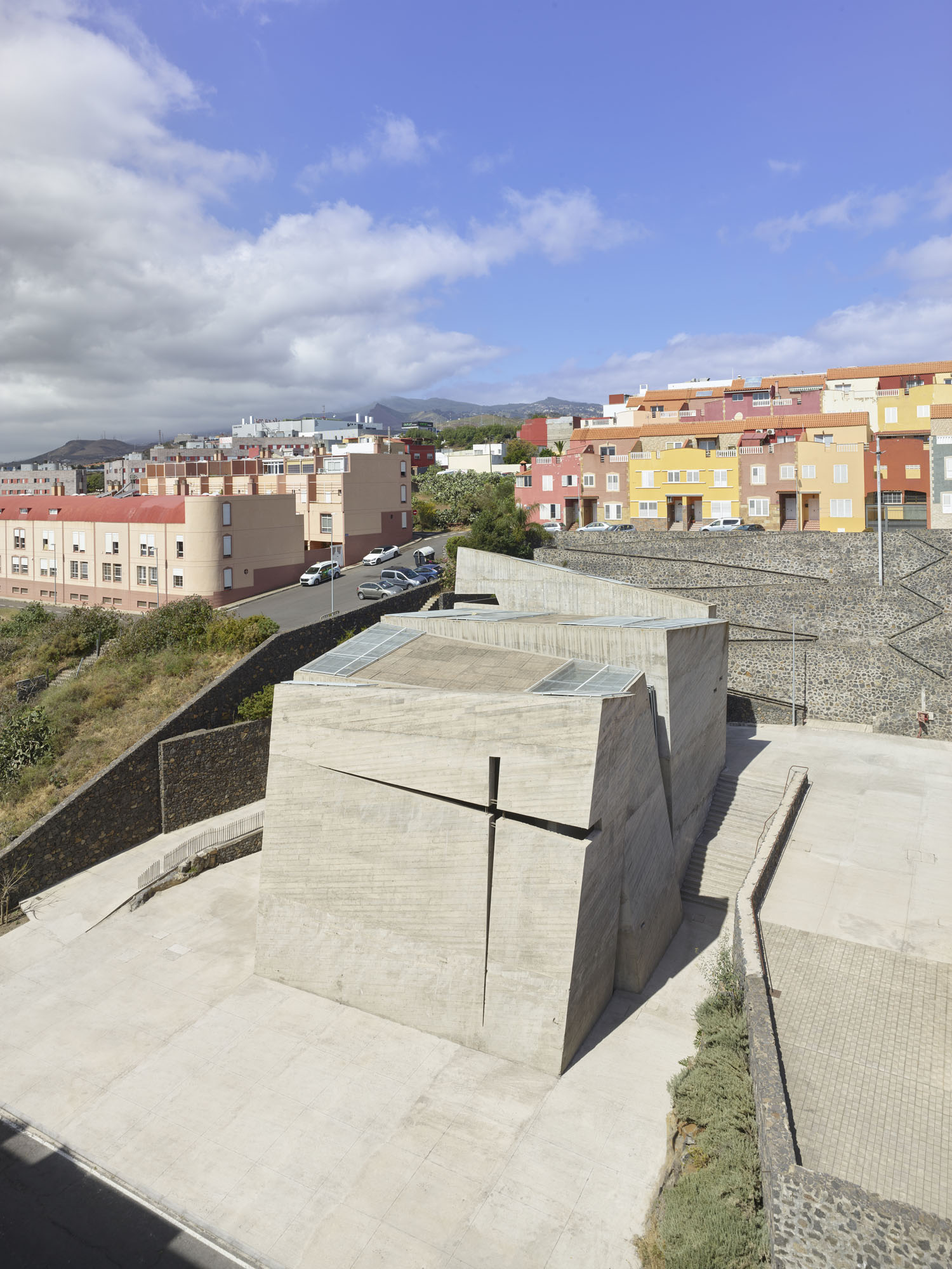 〈ラス・チュンベラス聖贖罪者教会・コミュニティセンター(The Holy Redeemer Church and Community Centre of Las Chumberas)〉フェルナンド・メニス(Fernando Menis)