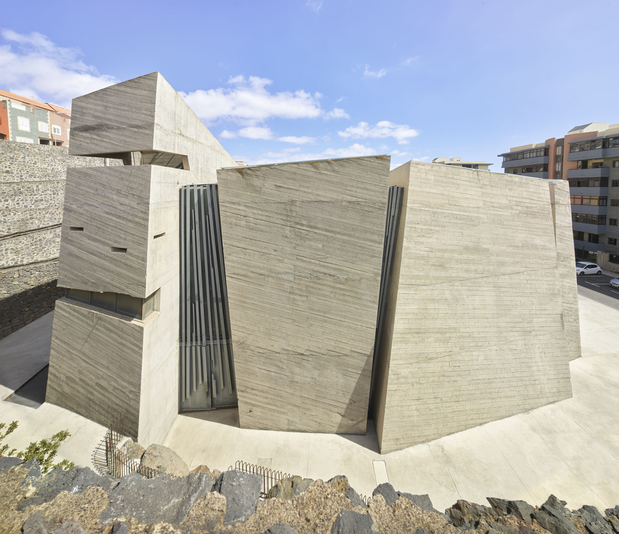 〈ラス・チュンベラス聖贖罪者教会・コミュニティセンター(The Holy Redeemer Church and Community Centre of Las Chumberas)〉フェルナンド・メニス(Fernando Menis)