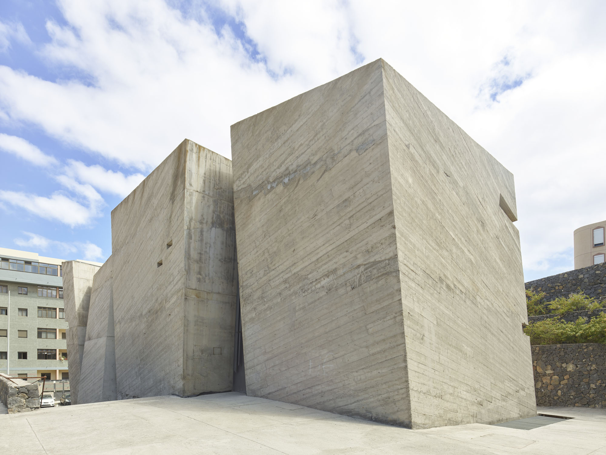 〈ラス・チュンベラス聖贖罪者教会・コミュニティセンター(The Holy Redeemer Church and Community Centre of Las Chumberas)〉フェルナンド・メニス(Fernando Menis)