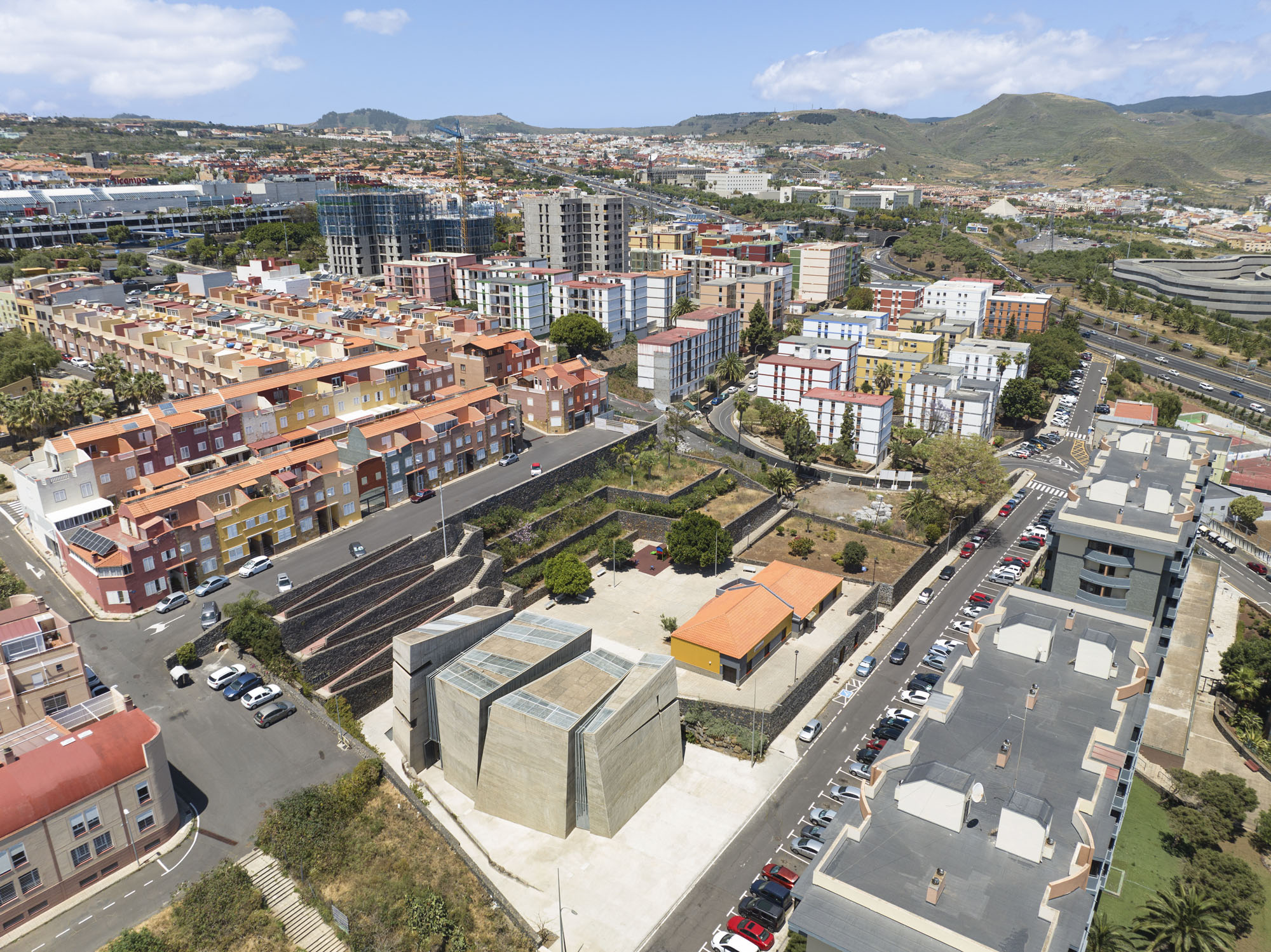〈ラス・チュンベラス聖贖罪者教会・コミュニティセンター(The Holy Redeemer Church and Community Centre of Las Chumberas)〉フェルナンド・メニス(Fernando Menis)