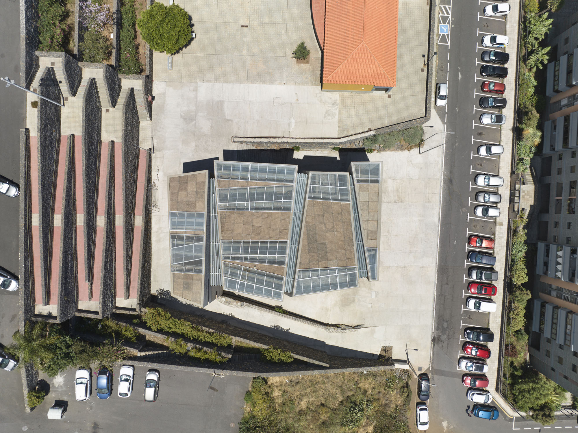 〈ラス・チュンベラス聖贖罪者教会・コミュニティセンター(The Holy Redeemer Church and Community Centre of Las Chumberas)〉フェルナンド・メニス(Fernando Menis)