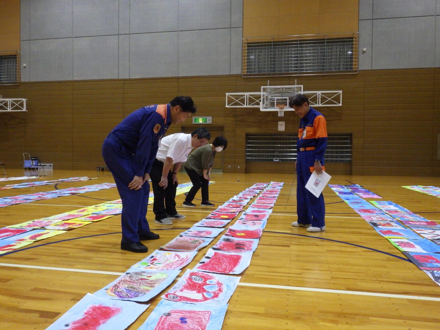 令和7年度福島県ポスターコンクール福島地区審査会審査の様子