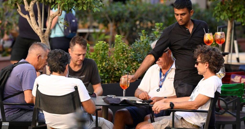 マルタ人が低レベルの接客業の仕事に就くという夢を見るのはやめよう、と業界が指摘