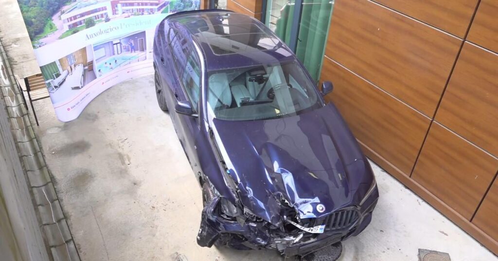 元裁判官がペダルを踏み間違え、ビホルで事故を起こした。車椅子に乗っていた青年が死亡した。もう一つは緊急手術です