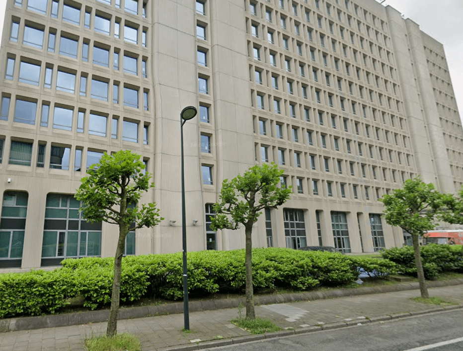 旧EUビルに100人以上の不法占拠者が占拠