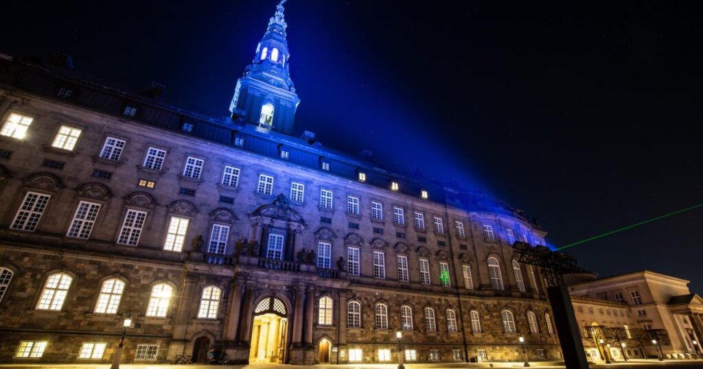 自由同盟の経済計画に10億の穴 [Liberal Alliance vil i sin økonomiske plan finde besparelser for 7,8 milliarder kroner på kommunernes administration og ledelse over fire år. Partiet har dog ikke formået at realisere en besparelse i den kommune, Solrød hvor de har borgmesterposten.]
