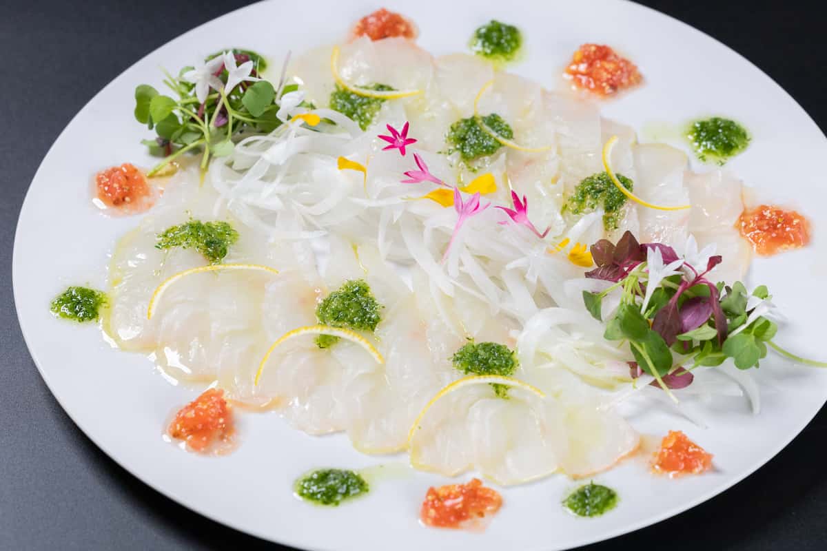 常磐ものヒラメと富岡町産タマネギのカルパッチョ